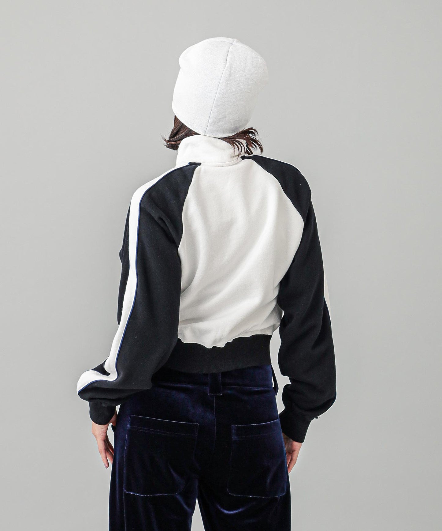 STRIPED SLEEVE COMPACT ZIP UP SWEATSHIRT